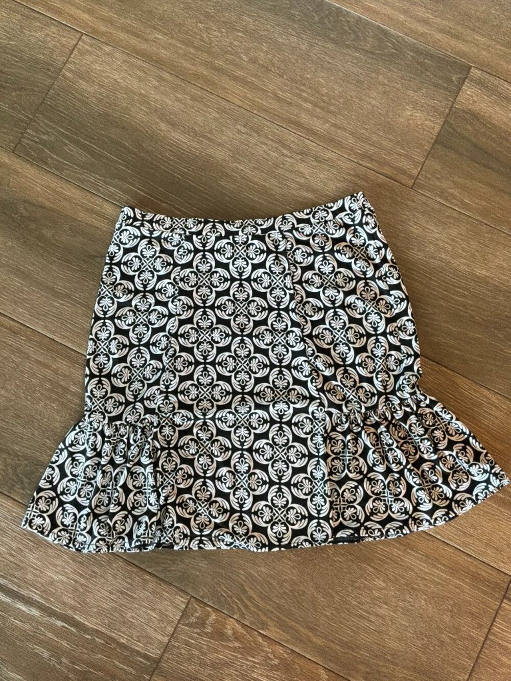 WHBM patterned elastic waist flouncy side ruffle skirt size small